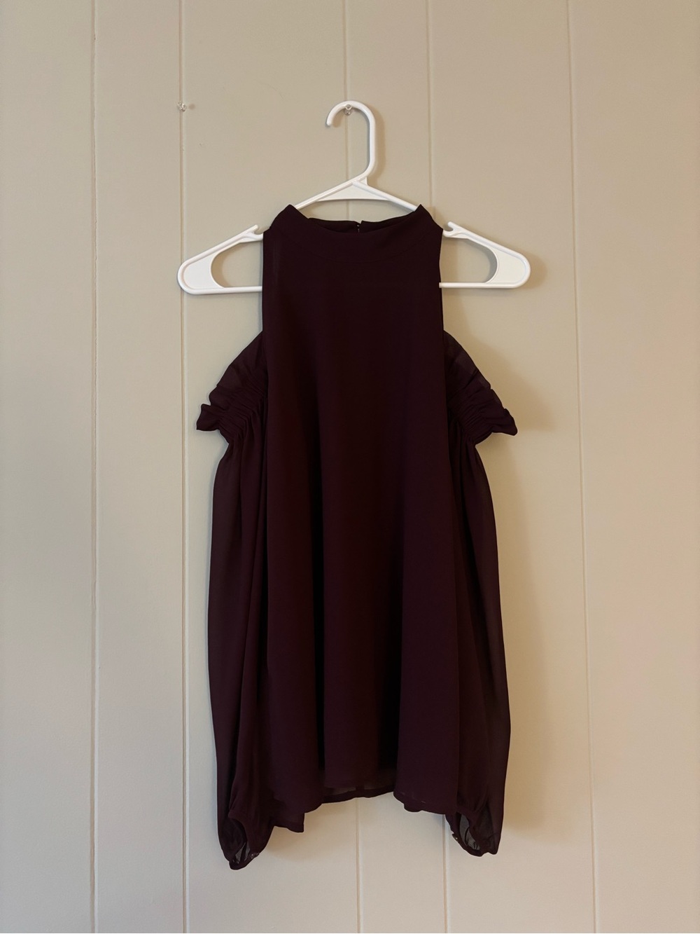 Sleeveless Cold-Shoulder Trouvé Blouse in Deep Plum